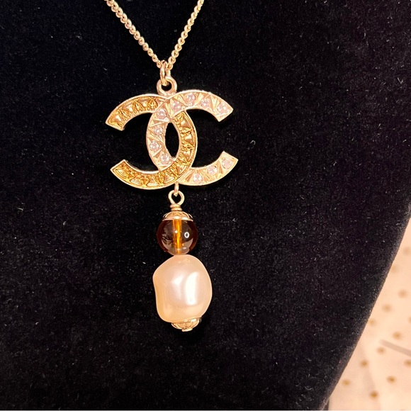 CHANEL “CC” pendant necklace with faux pearl drop. - Picture 3 of 7